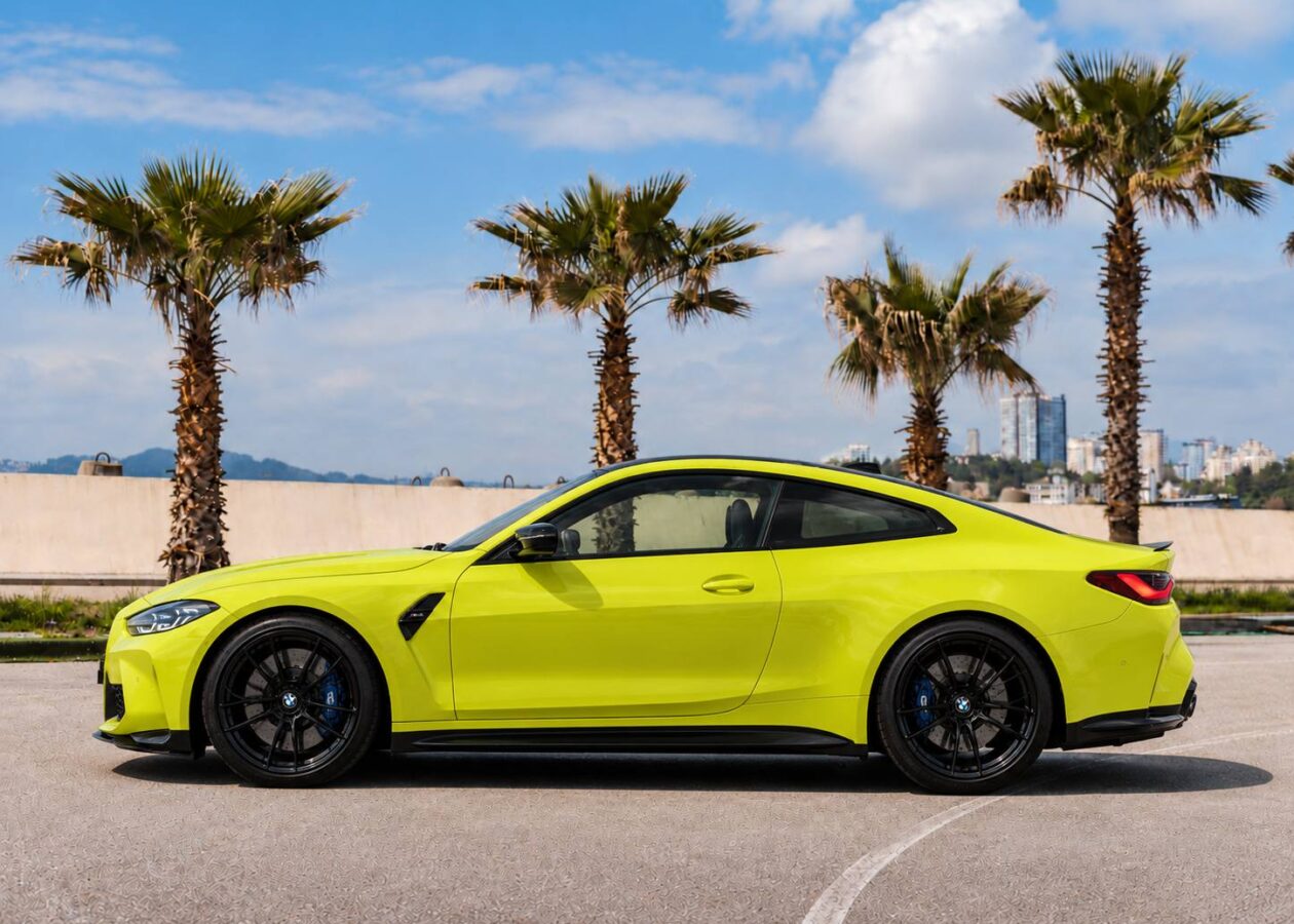 BMW M4 Competition купе вид сбоку
