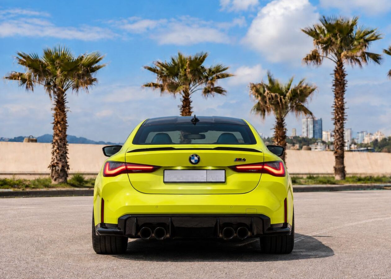 BMW M4 Competition вид сзади