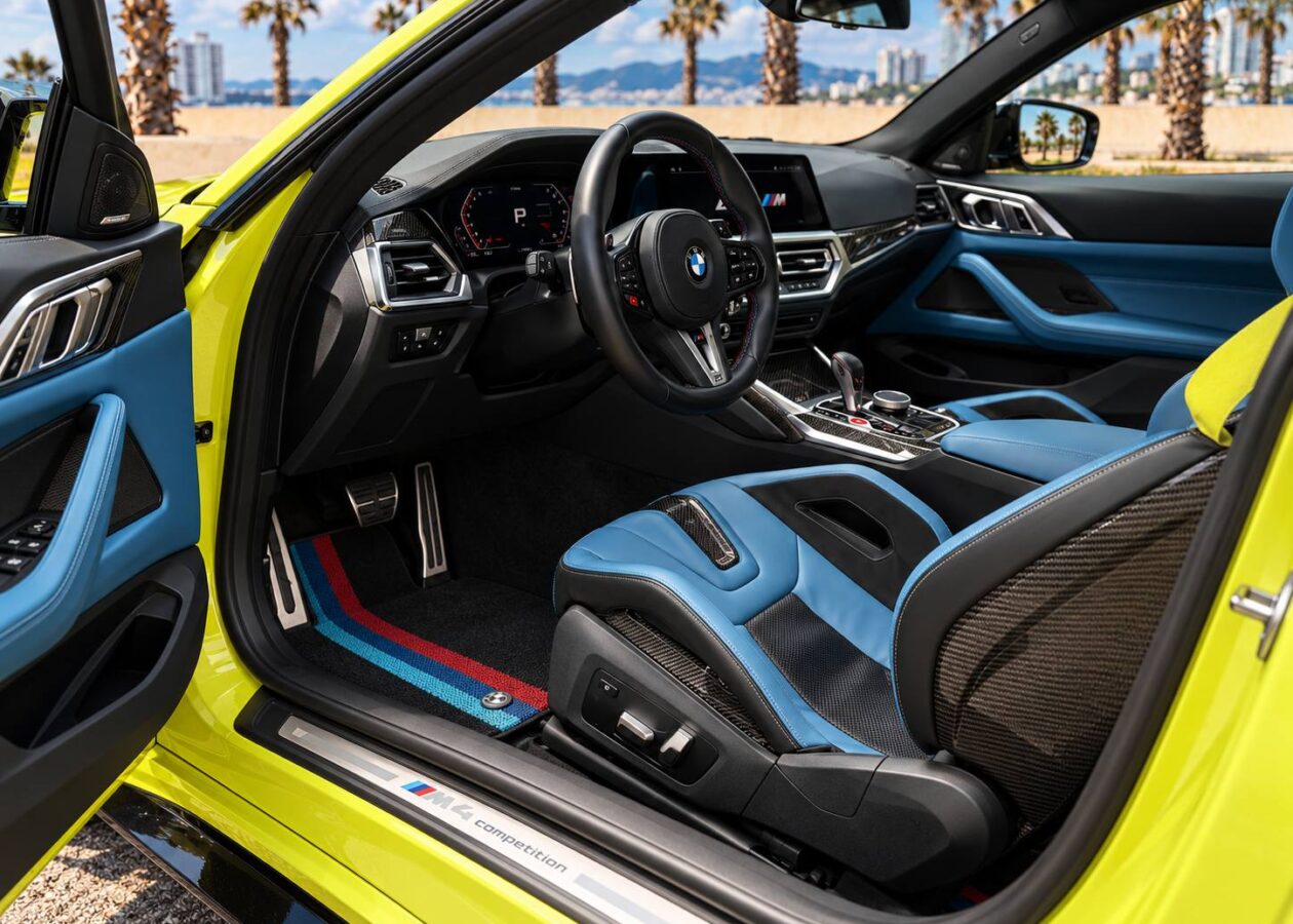 Салон BMW M4 Competition с сиденьями ковшами