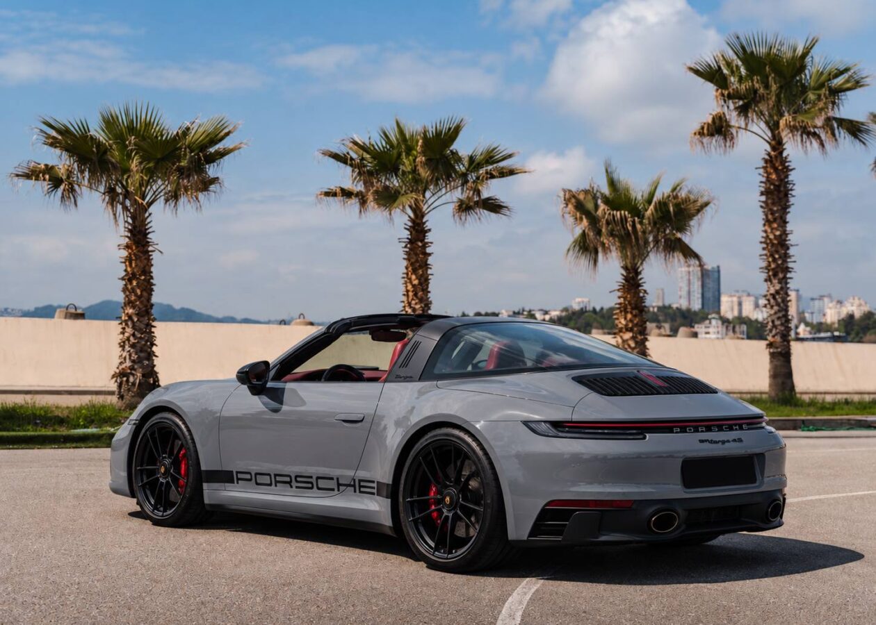 Porsche 911 Targa GTS вид сзади