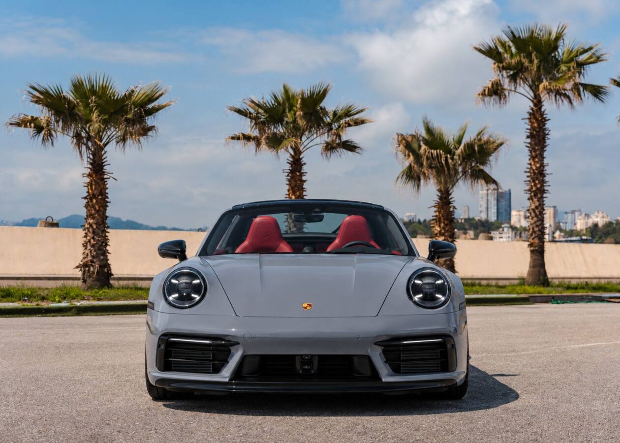 Porsche 911 Targa GTS вид спереди