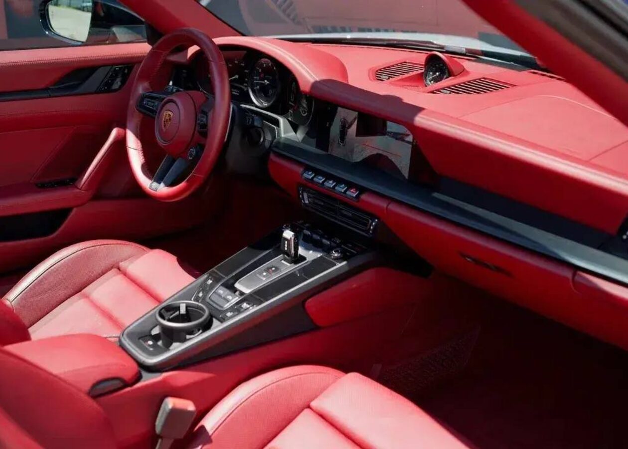 Красный кожаный салон Porsche 911 Targa GTS
